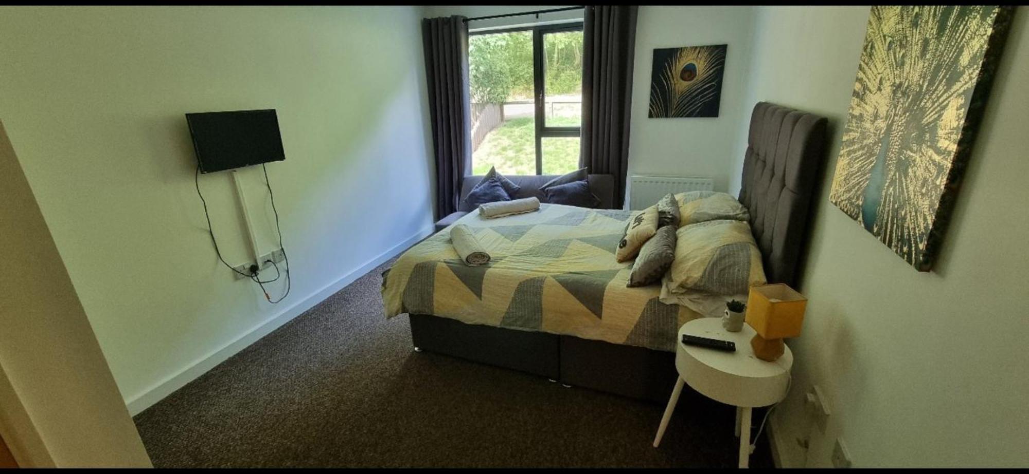 Brentwood Town Retreat - Large 2 Bedroom Apartment Номер фото