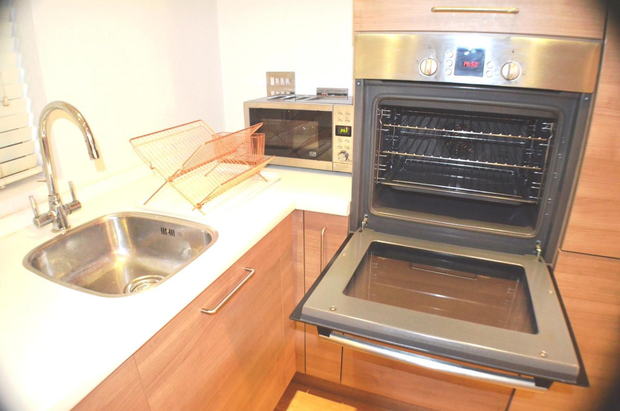 Brentwood Town Retreat - Large 2 Bedroom Apartment Екстер'єр фото